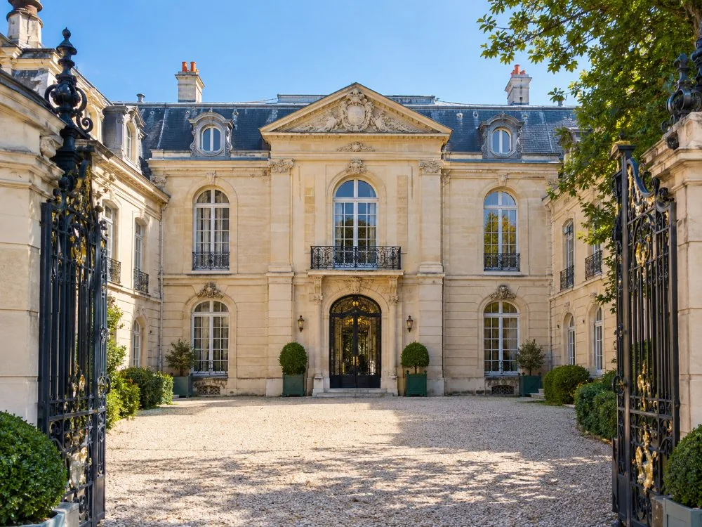 Courtyard façade at 158 Boulevard Haussmann, viewed from the gate